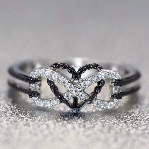 Elegant Black and Silver Heart Ring. - Picture 4 of 5